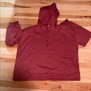 Gilli Short-Sleeve Hooded Sweatshirt in Deep Red